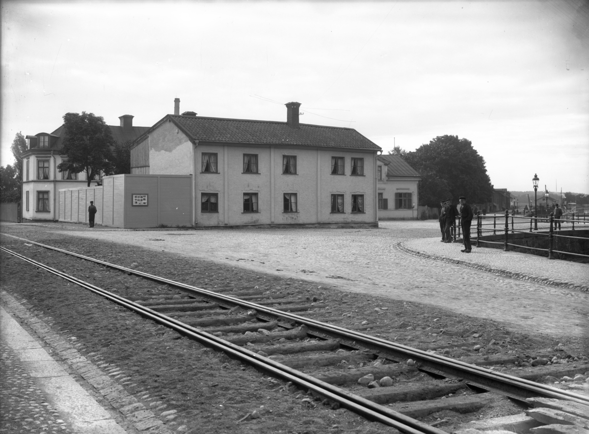 Ågatan och Hamngatan med Fisktorget och den så kallade Westholmska gården, vy från norr, troligen 1906-1907.