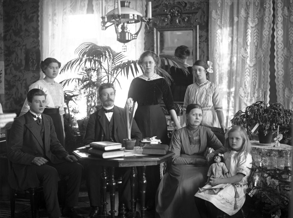 Grupp i hemmiljö, oidentifierad, troligen 3 januari 1914