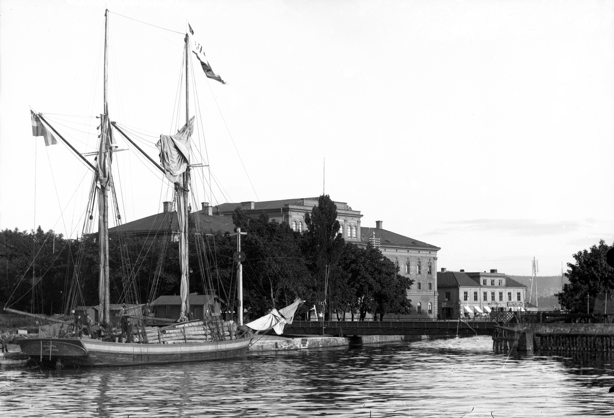 Fartyget Augusta i Jönköpings hamn. Stora Hotellet i bakgrunden.