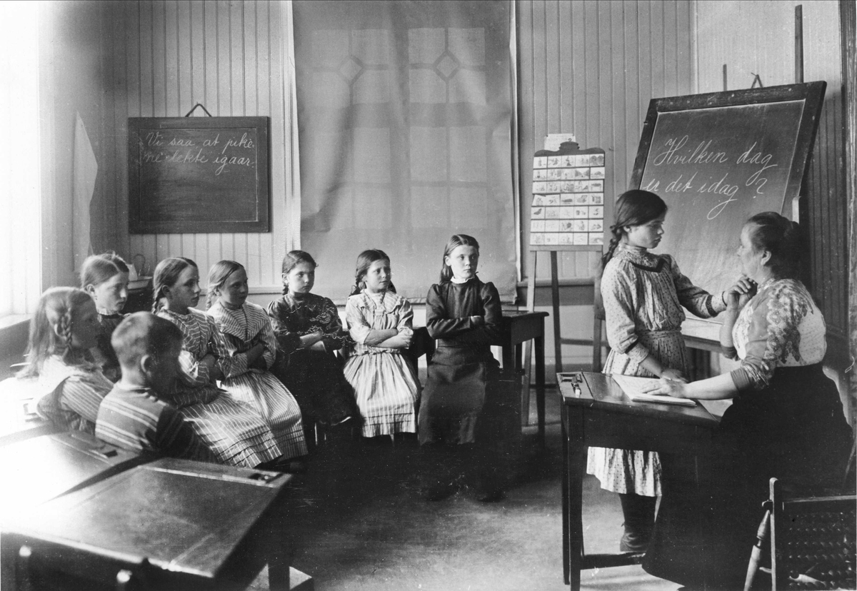 Kristiania offentlige skole for døve, interiør, elever, jenter, kvinne, lærer, undervisning, tavler