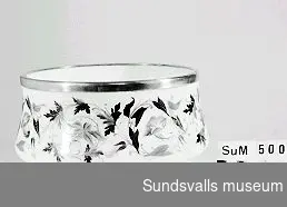 Salladsskål i vitt glas med metallskodd kant. Dekor av blomslingor målad runt livet.
