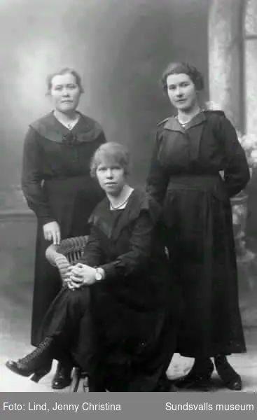 Ateljébild i form av privattaget vykort. Tre unga kvinnor fr v Hulda Näslund, Vera Pettersson, Agda Nordin.