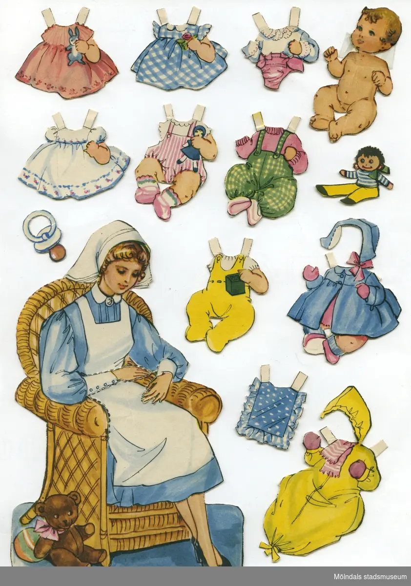 Pappdocka med kläder och tillbehör, från 1950-talet. Docka och kläder är märkta "Chanette", alt. "Chanette med sin barnsköterska", på baksidan - dockans namn. Dockan föreställer ett naket spädbarn med brunt hår. Det finns ytterligare en docka, en barnsköterska i uniform som sitter i en korgstol. Barndockans garderob består av tre klänningar, tre lekdräkter med hängselbyxor, blus med tygblöja, pyjamas, dopklänning och tre uppsättningar ytterkläder. I materialet ingår även tillbehör, såsom vagn, säng, barnvåg, badkar, lekhage, matstol, potta, napp och leksaker. Dockan och kläder förvaras i ett vitt C6-kuvert, ursprunglig avsändare, Reuters Kolimport Aktiebolag. Fasttejpat på kuvertet sitter etikett med texten: "Chanette med sin barnsköterska, E. O. & Co. nr 5457, Made in Sweden", inramat med rosa band och rosett.