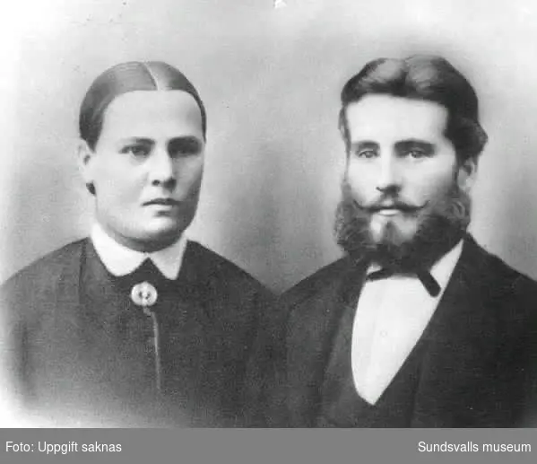 Bild 1. Porträtt av kolarbasen Olof Jonasson (f. 1852 d. 1903) och hans hustru Anna "Kolar-Anna" Sofie född Johansdotter Backull (f. 1871 d. 1954) föräldrar till "Gustaf" (f. 1896). Bild 2. Porträtt av Gustafs bror Adolf, född 1899 med fästmö Mildrid (ca1930). Bild 3. Porträtt av två unga män, den stående är Axel Jonasson (f. 1891) en bror till Gustaf. Foto Sven Nilsson. Anna Jonasson fick sitt smeknamn "Kolar-Anna" sedan hon övertog sin makes arbete som kolarbas på Johannesnäs sågverk efter hans död.