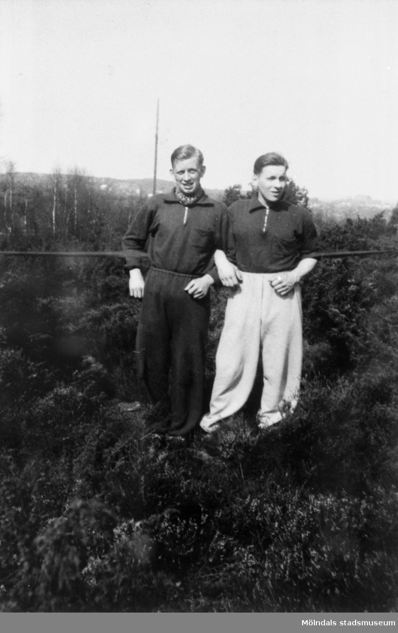 Två män fotograferade vid Rygatan i Mölndal.