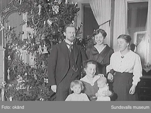 Förmodligen Lennart och Pussi Norström med två av sina barn, samt två kvinnor.