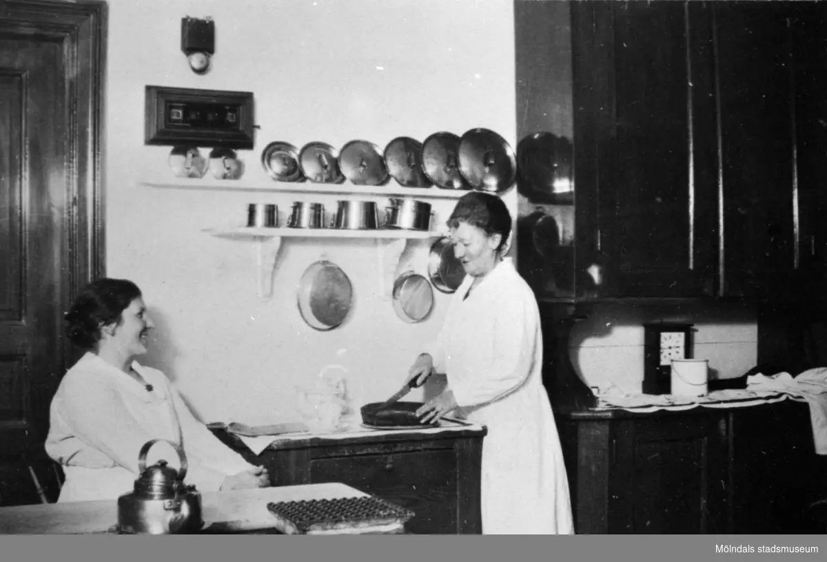 Husmor fru Jönsson med kokerskan Ida Talinsson (från Hultet i Kållered) i köket på Stretereds skolhem 1926.