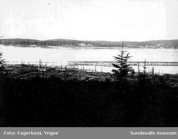 Stockviksverken under uppförande. I bakgrunden ses bebyggelsen på Klampenborg (Dårholmen).(Panoramafotografi tillsammans med 0795:148, 150, 153)