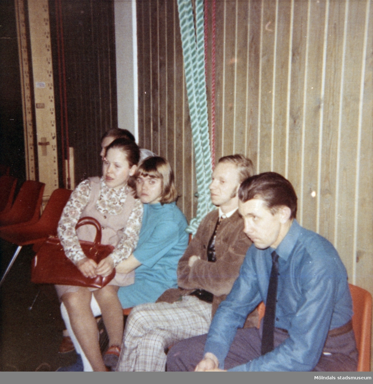 Elever vid Streteredshemmet, som sitter på stolar. 1970-tal.