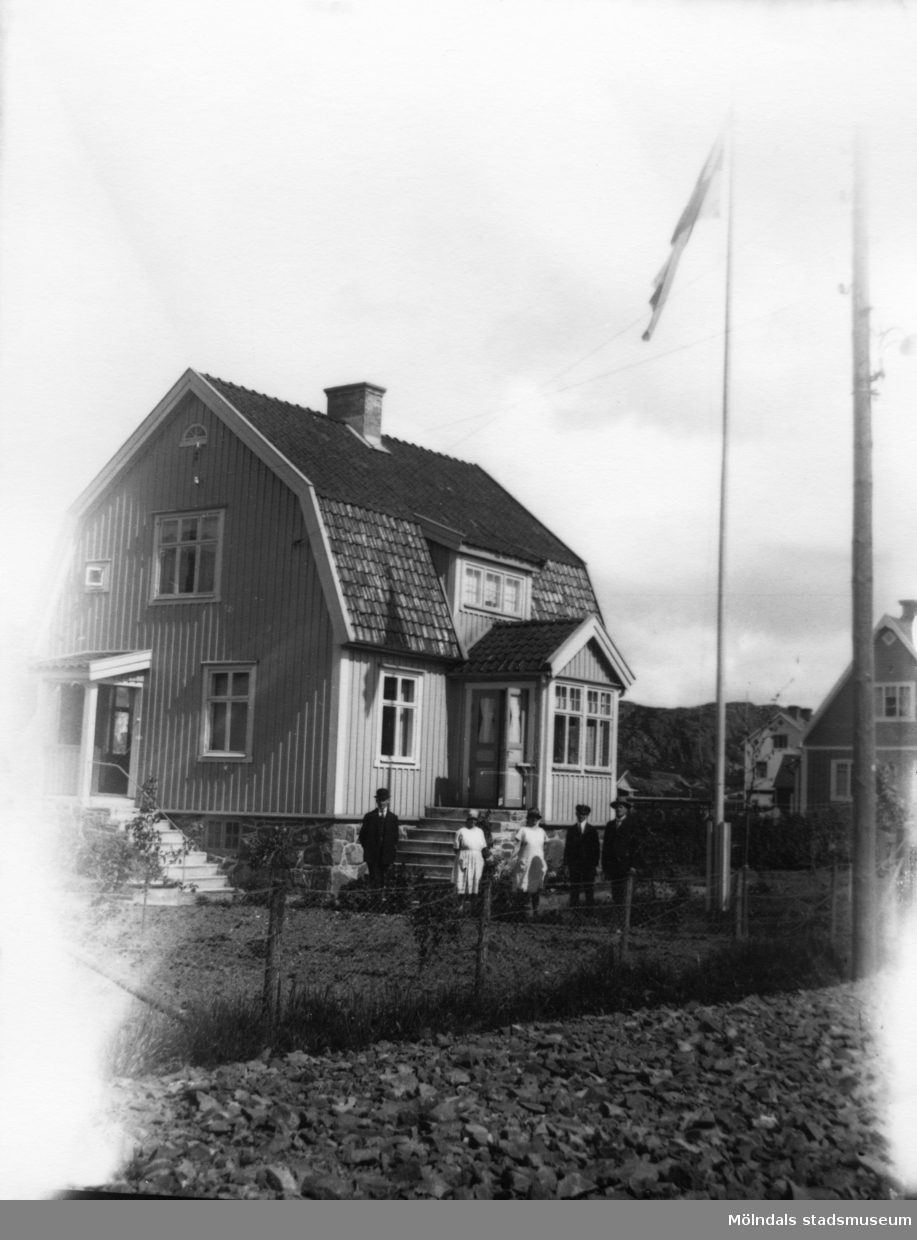 Fässbergsgatan 31 i Toltorpsdalen, Mölndal, på 1920-talet. Östergrens hus i bakgrunden.