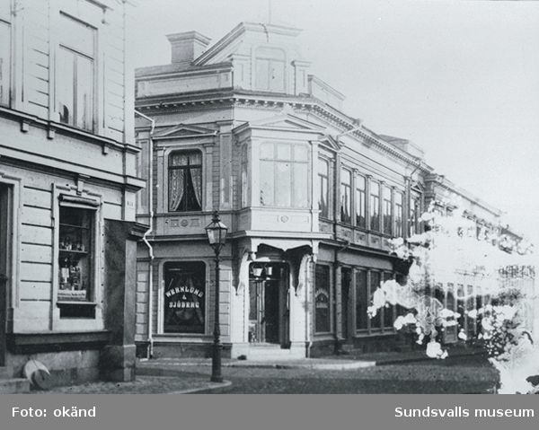 Sundsvalls stadskärna före stadsbranden 1888. Bilden visar Wernlund & Sjöbergs järnhandel (senare än 1882, belagd på platsen 1886) i kvarteret Minerva, Storgatan 12.