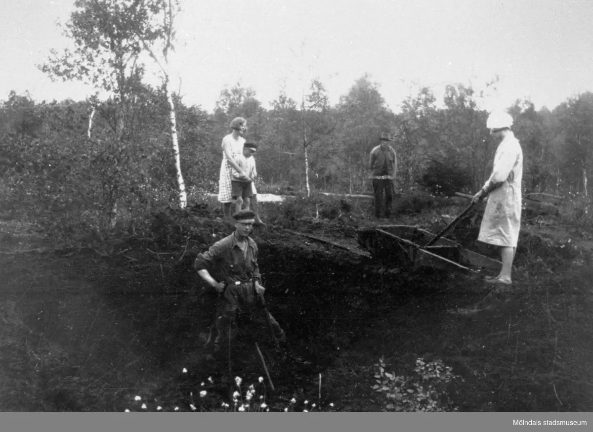 Arbete på torvfältet vid Fageredsmossen i Lindome, 1933. Upptagning av torv.
 Se även MMF1992:0046.
