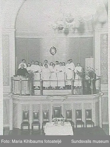 Medelemmar i Sundsvalls Baptistförsamling inför vuxendop, Elimkyrkan, 1940-talet.