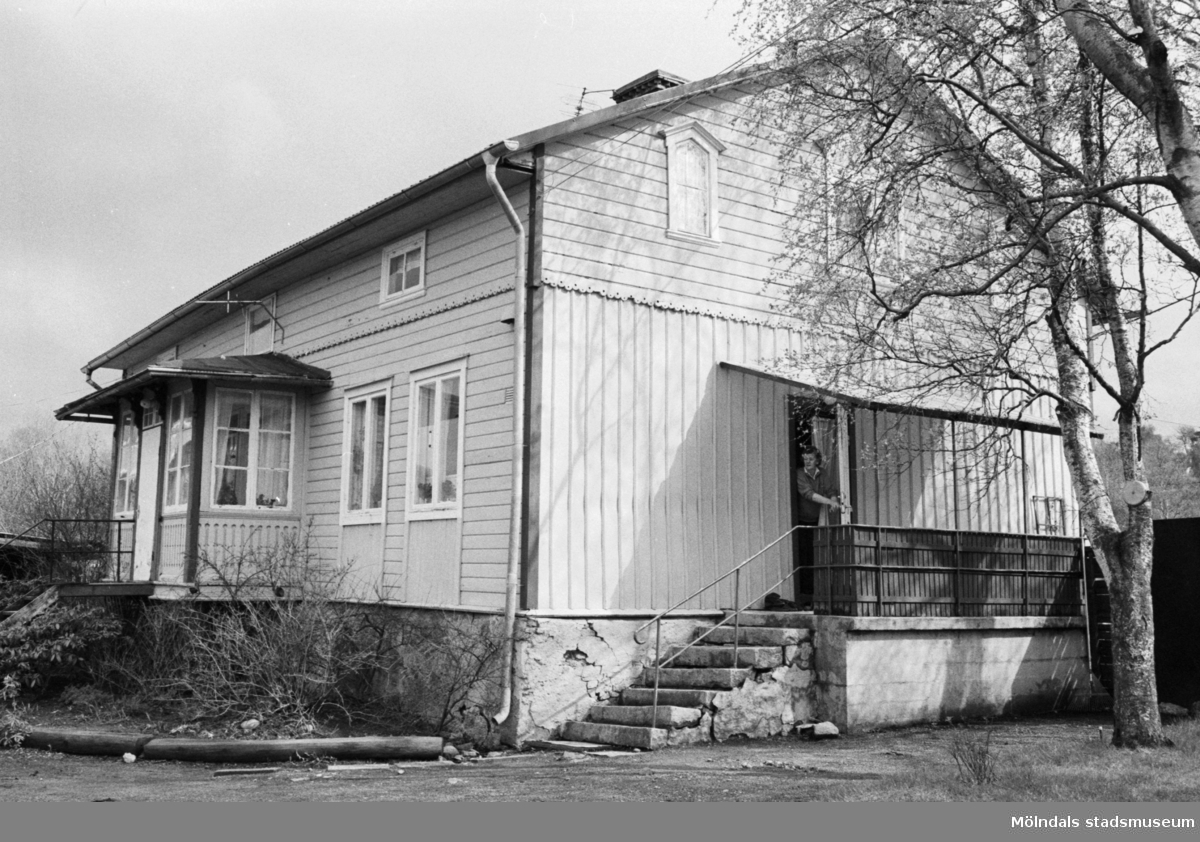 Kongegården Johannesfred i juni 1987. Huset byggt ca 1870. Inköpt av släkten (Ingrid Karlssons?) 1900. Fogdegård i mitten av 1600-talet. 
Byggnadslov/rivningsansökan.