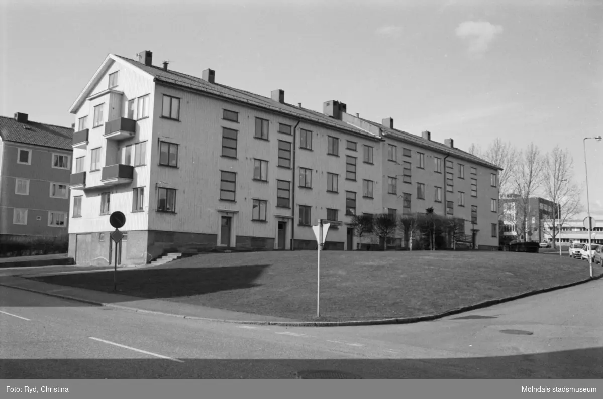 Vy från Krokslätts Parkgata, 1992. Kvarteret Illern; vänster huskropp: Krokslätts Parkgata 44 A-C samt höger huskropp: Bäckeforsgatan 25 A-C. Sörgårdsskolan skymtar i bakgrunden till höger.