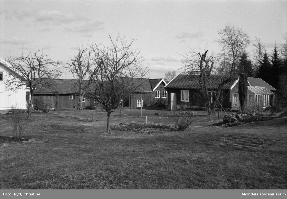 Byggnadsdokumentation av bostadshus och tomt vid Heljered 1:20 (1:2) i Kållered, 1992.