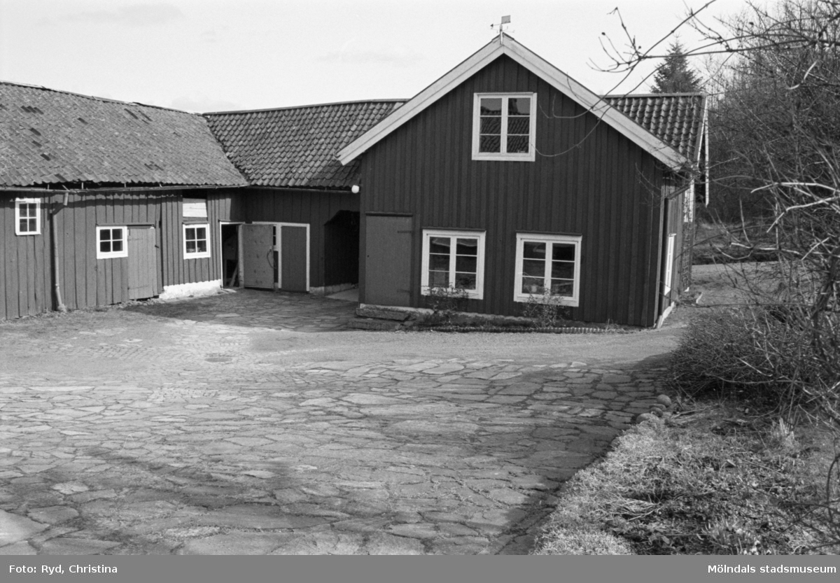 Byggnadsdokumentation av bostadshus samt ladugård vid Heljered 1:20 (1:2) i Kållered, 1992.