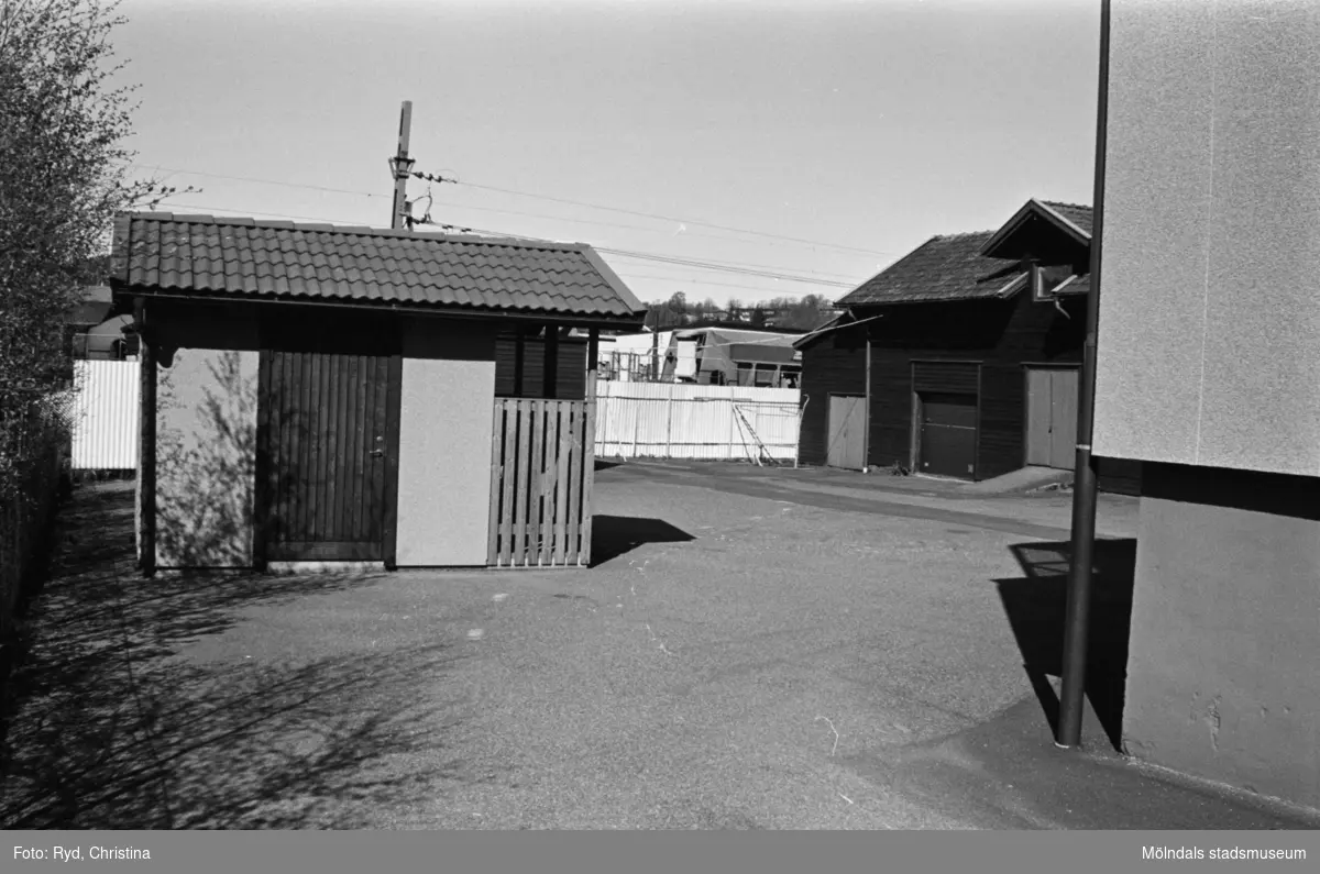Byggnadsdokumentation av gårdshus intill järnvägen. "Brandbergs el" på Gamla Riksvägen 42 i Kållered, 1992.