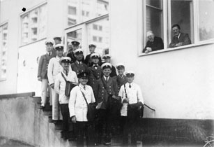 Värdebrevbärare från pk Stockholm 12 samlade före den sista
turen med värdebrevbäring, 1942.