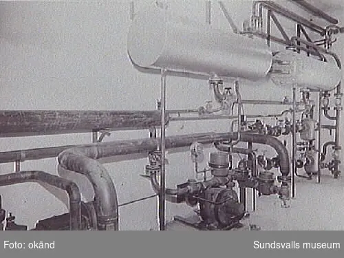Sundsvalls gasverk togs i bruk 5/12 1867 och drevs som kolgasverk fram till den 19/7 1951. Från juli 1951 övergick gasverket till distribution av en blandgas gasol och luft. Här syns pumpar och instrumentering m.m. i gasolstationen, 20 augusti 1951.