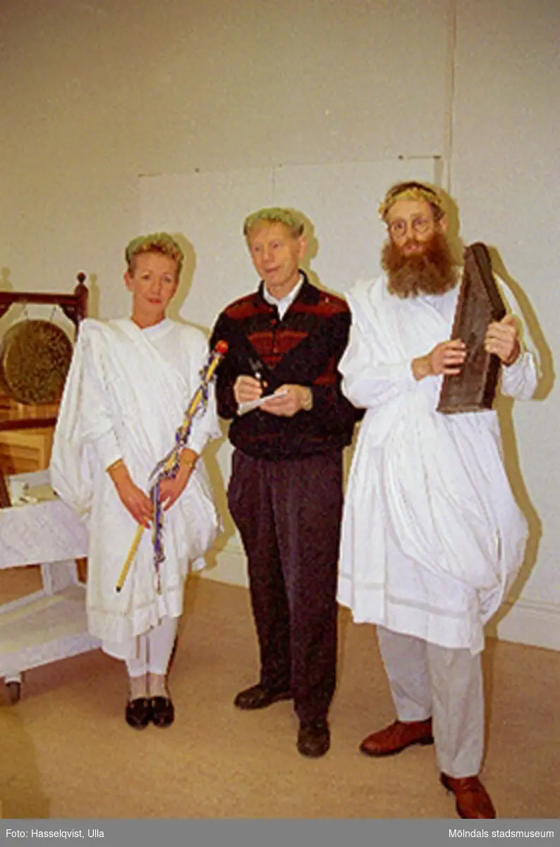 Avtackning av intendent Sten Svensson på Mölndals museum 1994. Personerna klädda i lagerkrans och toga är Pia Persson och Lars Gahrn.