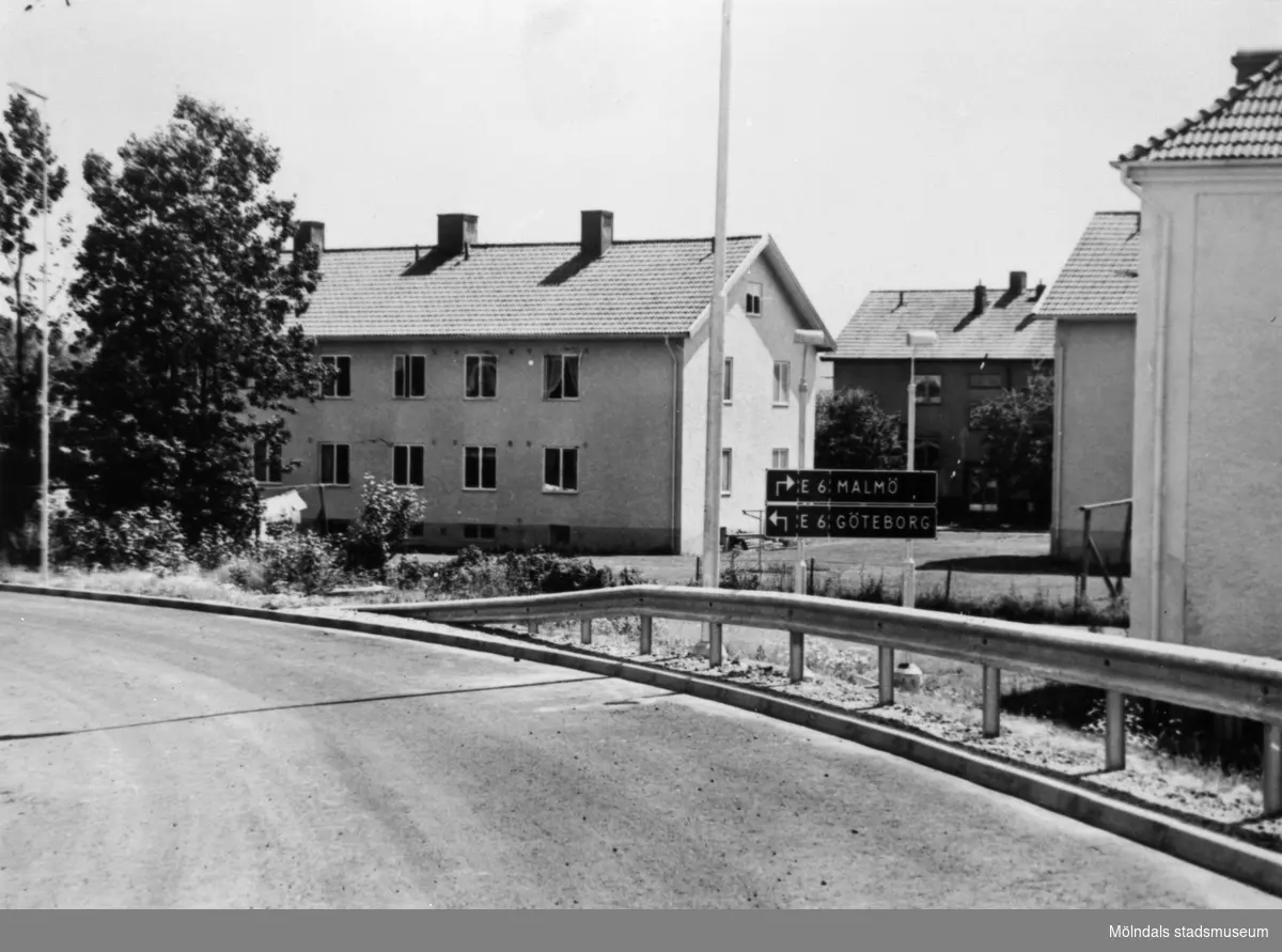 Vy från Mölndals bro under byggtiden, år 1975. Man ser en del av nedfarten från viadukten till Gamla Kungsbackavägen. I bakgrunden ses Åbybergsgatan 4-6.