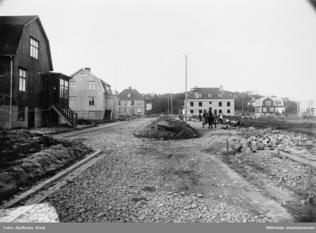 Broslättsgatan, sedd från öster, när den höll på att omläggas, ca 1925.