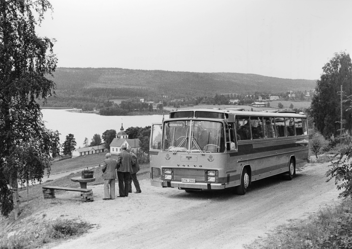 Postverkets turistbusstrafik.
Ås ovanför gamla E4-an vid Skogs Kyrka, Ångermanland.

(Grannsocken till Nordingrå.)