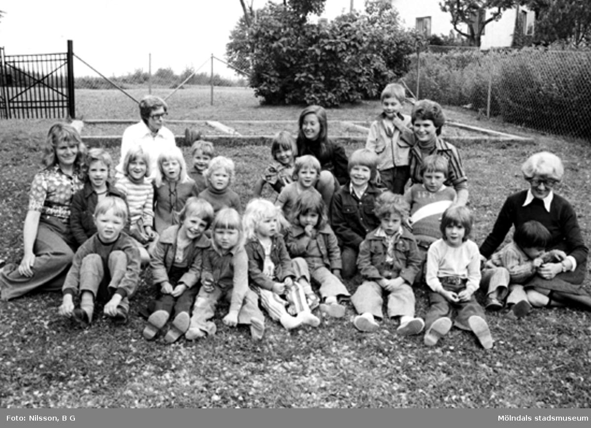 En grupp barn med fem fröknar. Holtermanska daghemmet juni 1973.