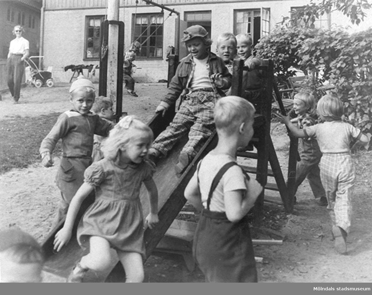 Barn som leker på skolgården, öster om Holtermanska daghemmet, okänt årtal.