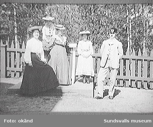 Fr.v.Nordberg, M, Nordberg fru, sjökaptens änka, Elsa, Carl Henrik Parment.