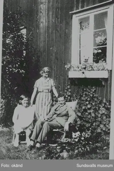 Utanför ingenjörsvilla vid Nensjö Cellulosa AB. Ingenjör Fritz Bolin med hustrun Greta, stående i mitten. Obs !  Rätta negativnumret är 97:346,07.