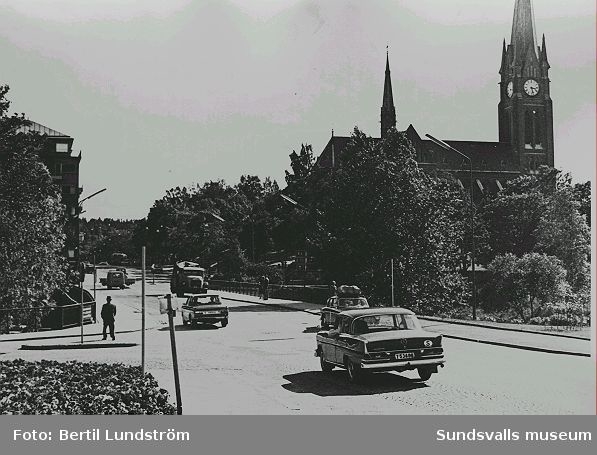 Biltrafik på Storbron, med Gustav Adolfs-kyrkan i bakgrunden.