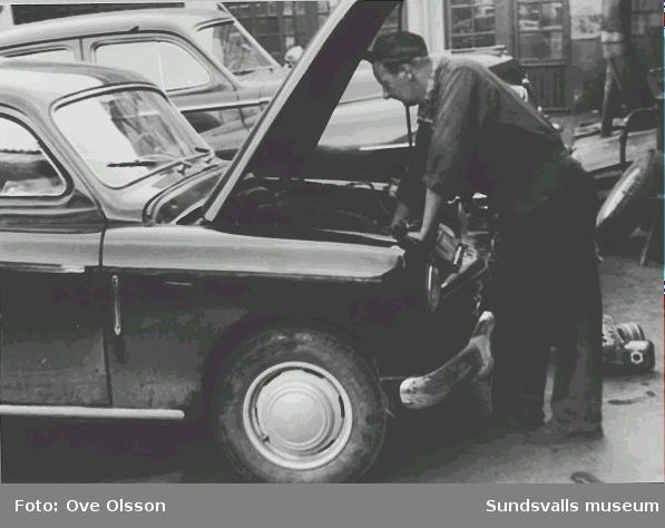 Text: "Odna bilen - om den saken skulle behövas - gör Gunnar Malm och hans många kollegor". Interiör från bilverkstad.