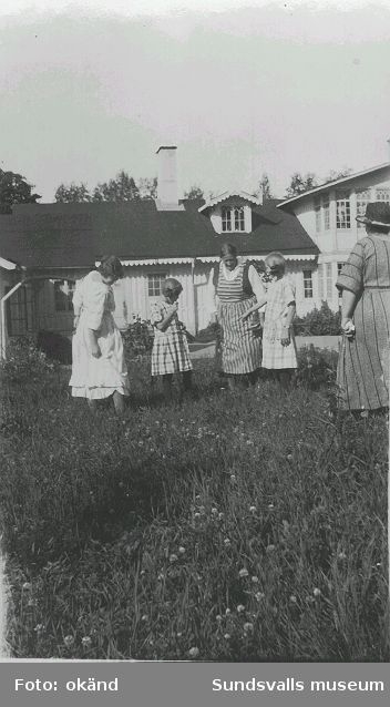 Agnes och Sally med barn, samt Thyra, Sallyhills gård, 1925-06-24. Gården Sallyhill var Maiken Bryners barndomshem.