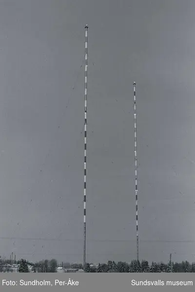 Sprängningen av de två radiomasterna vid den f d rundradiostationen, Ljusta 7:1, Skön, invigd 1949.