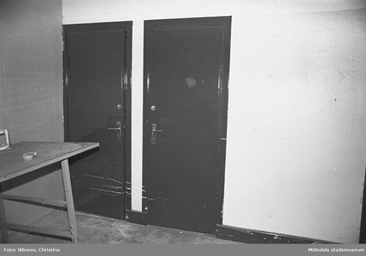 Byggnadsdetaljer: Ett arbetsbord samt två dörrar i August Werners fabriker i Lindome, hösten 1994.