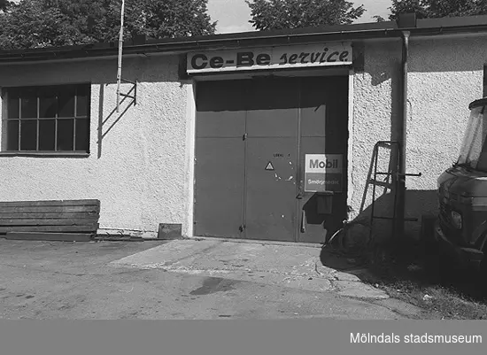 Garageinfart med skylten "Ce-Be service" över, hösten 1994. Före detta spinneriet Bettyholm/Carlsfors/Forsåkers fabriker "övre".