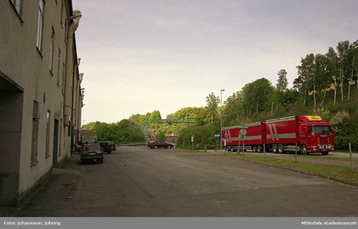 Till vänster ses f.d strumpfabriken "Strumpan" (efter Viktor Samuelsons fabrik), år 2000. Till höger en långtradare som kör uppför "Kråkan" (Kvarnbygatan).