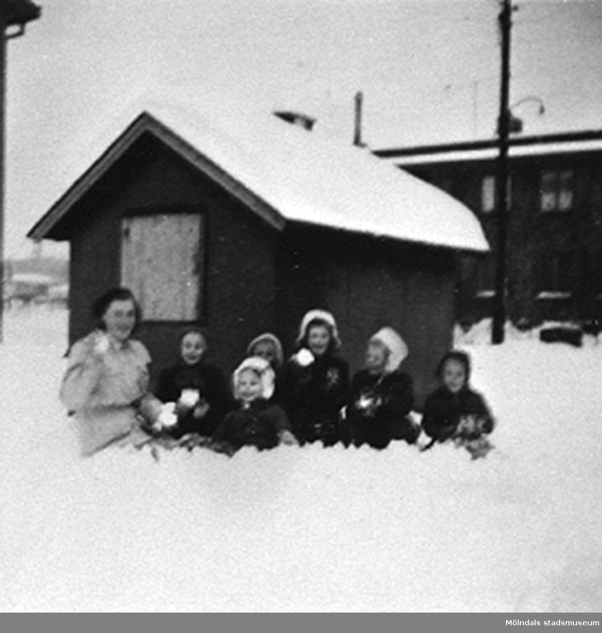 En lärare med barn vid Krokslätts daghem, Dalhemsgatan 7 i Krokslätt, 1948 - 1951.