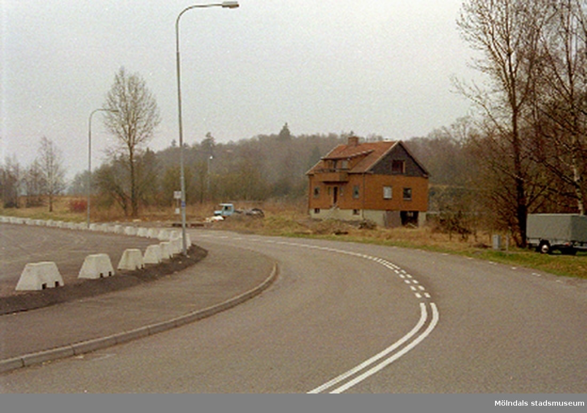 Ett bostadshus på Bangårdsvägen, Torrekulla 1:49, i Kållered. Rivet april 1994. Relaterat motiv: 2004_1086.
