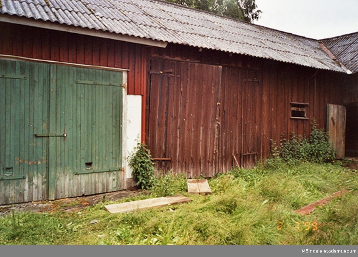 Rivningsdokumentation av en gård. Heljeredsvägen, Heljered 2:14 i Kållered 1999-07-02.