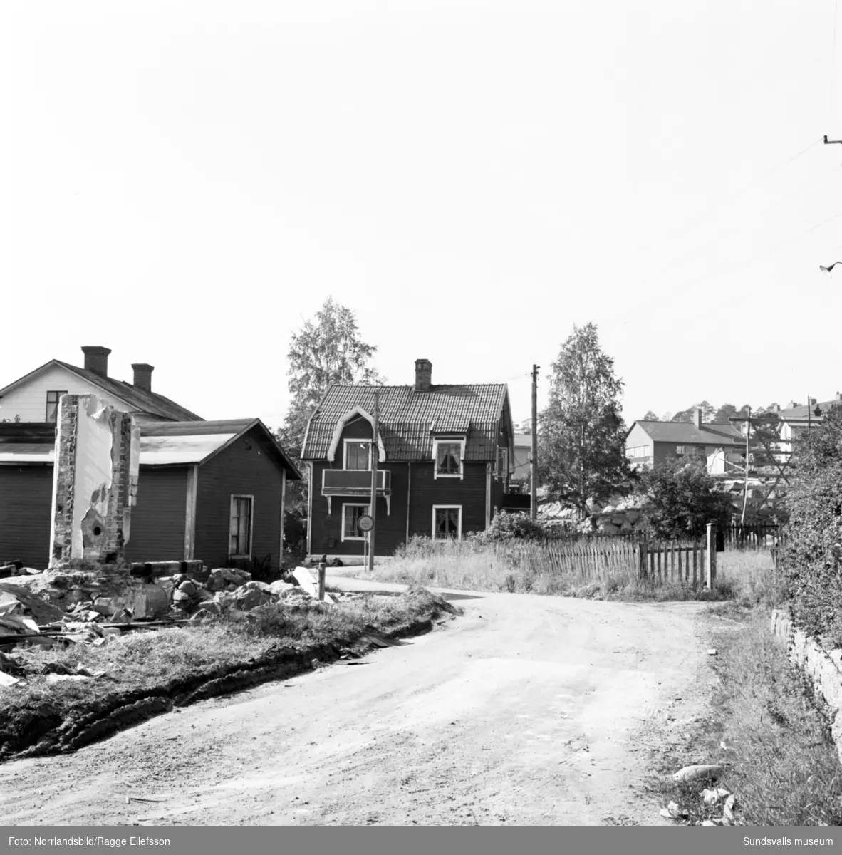 Skönsberg. Saneringen vid Lotsgatan och de första grävmaskinerna.