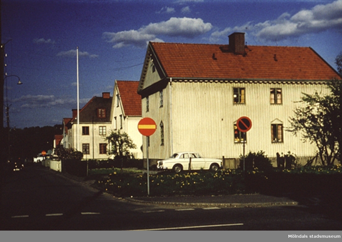Bostadshus längs Broslättsgatan i Mölndal, år 1971 - 1972.