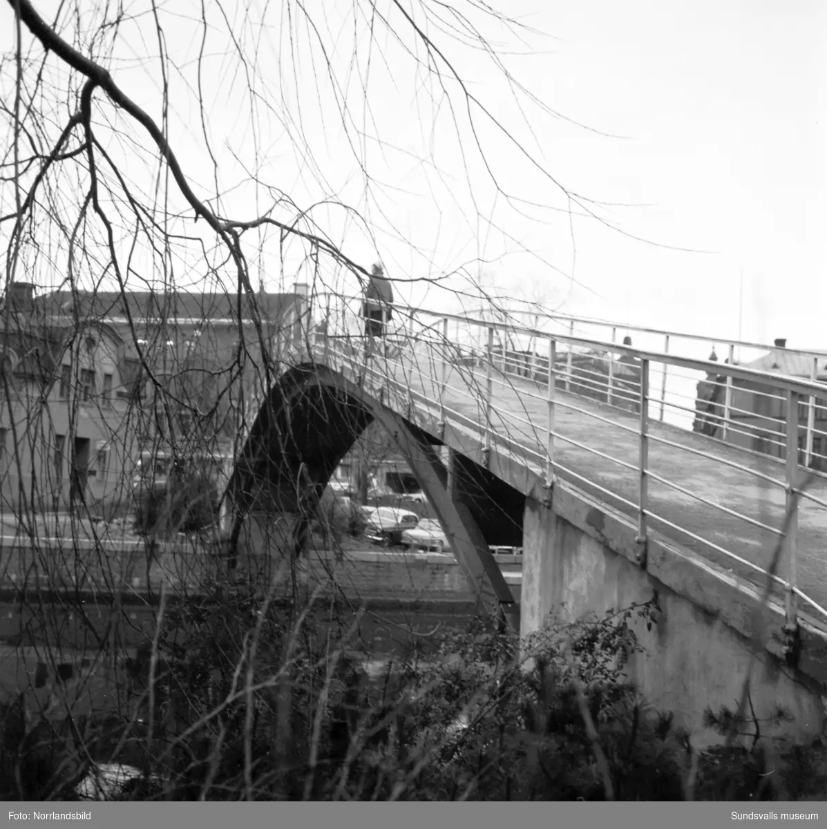 Den gamla puckelbron över Selångersån som byggdes 1927. Bron byggdes om 1980 då den försågs med en platt gångbana i trä mellan brovalven och revs sedan 1989.