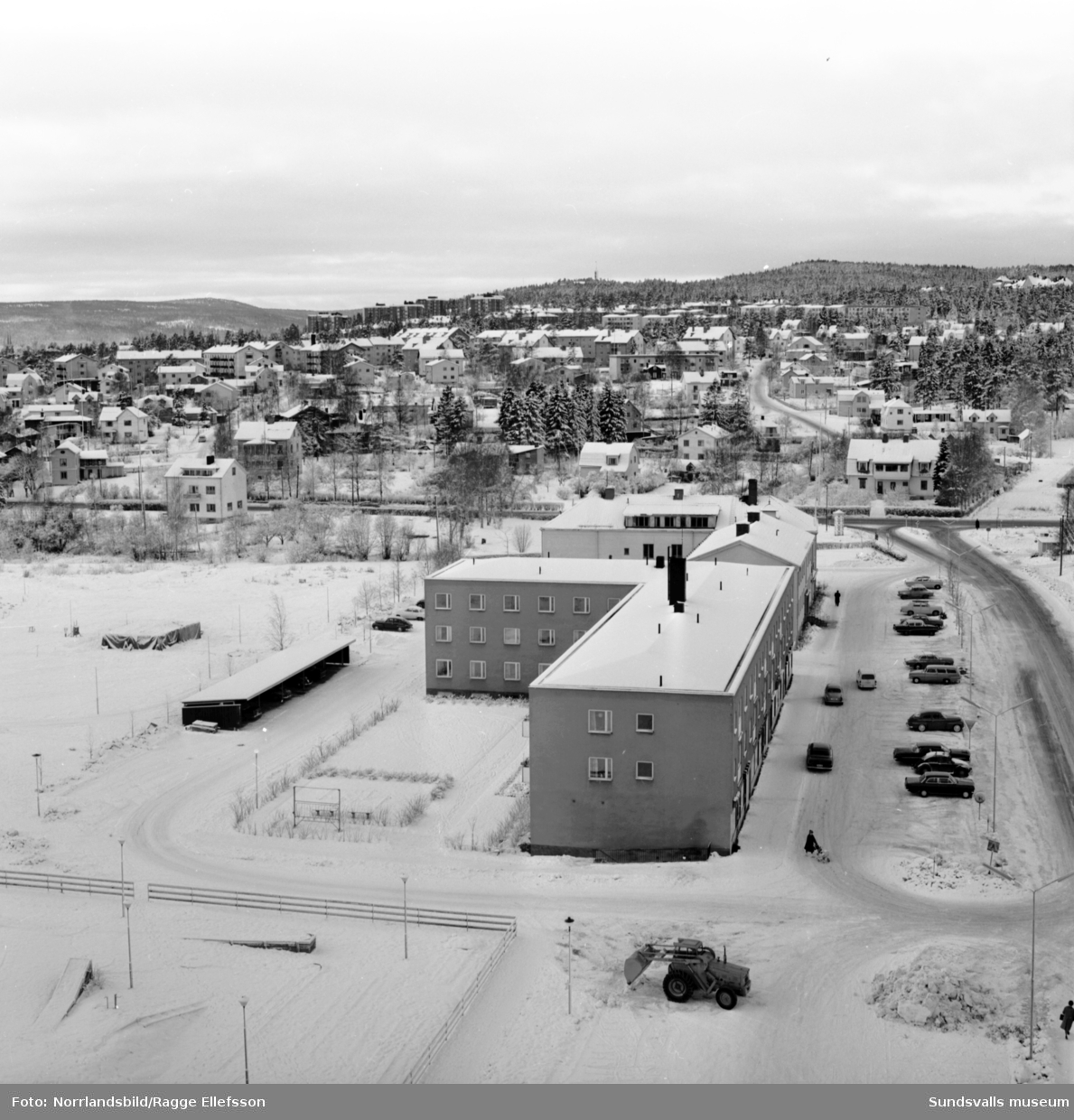 Utsikt från höghuset i Skönsberg mot gamla E4 samt bebyggelsen runt omkring.