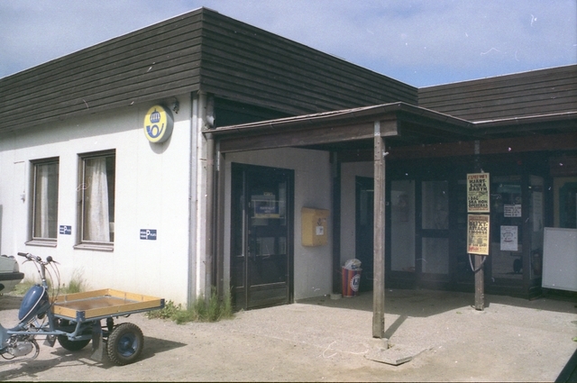 Lantbrevbäringskontoret Vätö. Postkontoret sköts av lantbrevbäraren Vätö LBB 1 sedan 1976 då poststationen Vätö omorganiserades till lantbrevbärarpostställe.