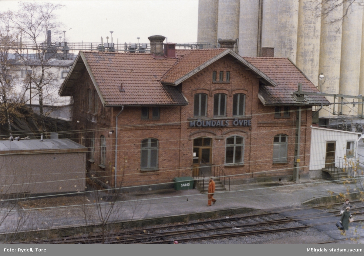 Mölndals övre järnvägsstation fotograferad från Ormåsgatan på 1970-talet. I bakgrunden ses även SOABs silo.