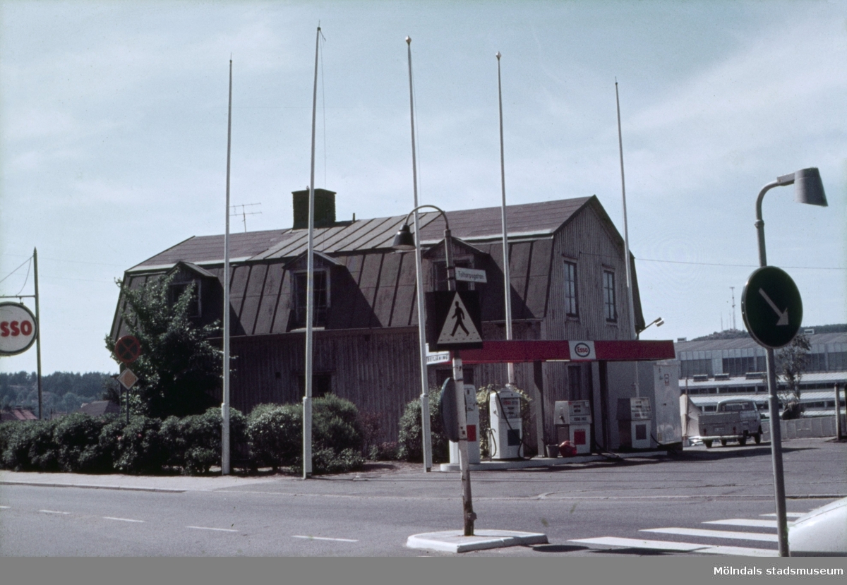 Bensinstationen Esso vid korsningen Frölundagatan och Toltorpsgatan i Mölndal, 1960-1970-tal. I bakgrunden till höger skymtas idrotthuset.
