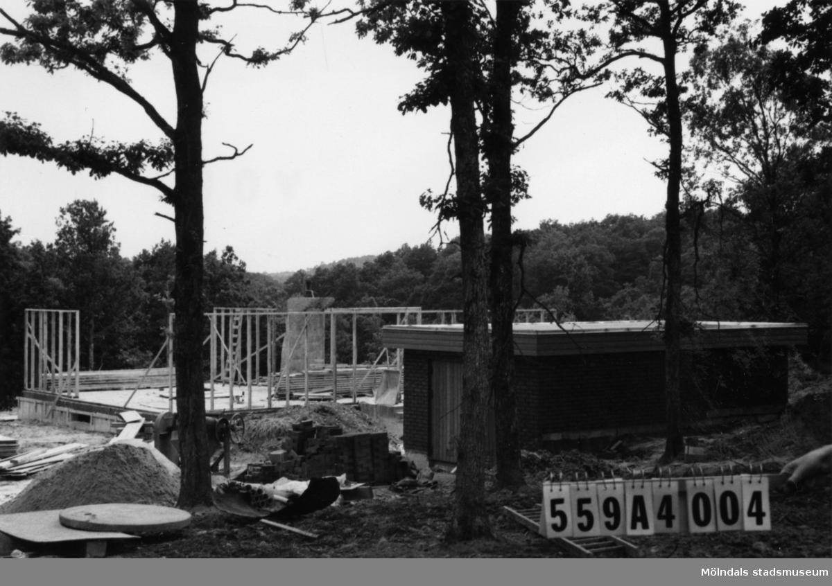 Byggnadsinventering i Lindome 1968. Högsered 1:19.
Hus nr: 559A4004.
Benämning: permanent bostad och garage.
Kvalitet, garage: mycket god.
Material, garage: trä.
Övrigt: bara reglar resta.
Tillfartsväg: framkomlig.